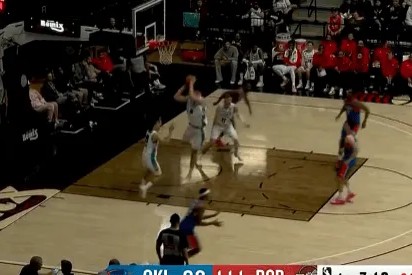 yl23455永利官网-杨瀚森镇守禁区再次抢到防守篮板，已狂揽生涯新高17个篮板