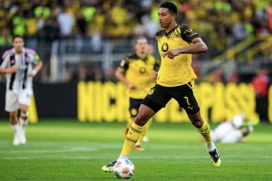 凯尔：乔布几天前做了一个小的牙科手术，我们不想冒风险