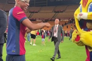 嗨起来！亚马尔戴着墨镜，与巴萨吉祥物一起舞动